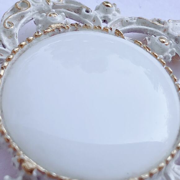 Vintage Mid Century White Milk Glass Enamel Gold Tone Brooch Floral Pin 1960s - Picture 5 of 11